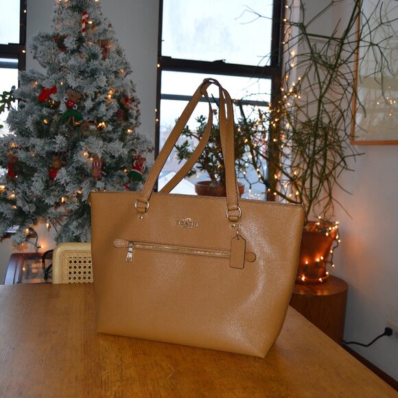 Pre-owned Coach Zip Top Tote with Side Zippered Pocket and Frayed Handles - Picture 4 of 6